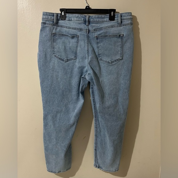 Time & Tru Womens Jeans Light Wash Denim Distressed Ankle Mid Rise Straight 18 - Picture 3 of 8